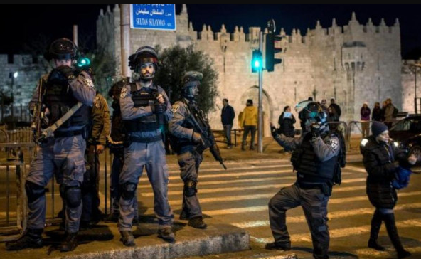 القدس: اعتقال 22 فلسطينياً في مواجهات باب العامود